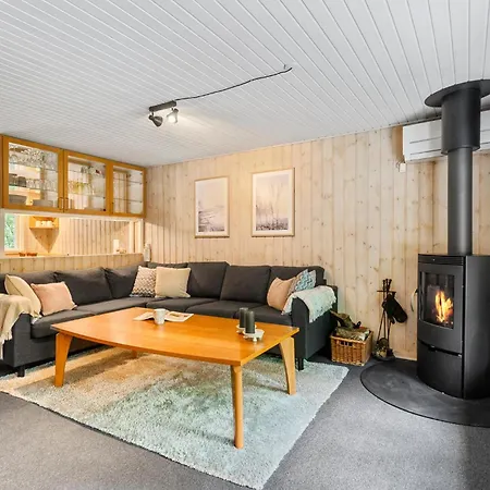 3 Bedroom Beautiful In Prázdninový dům Ansager